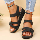 Schwarze Damen-Sandalen mit Keilabsatz, verstellbaren Riemen und bequemer Sohle. Perfekt für Sommermode und Freizeitoutfits.