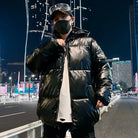 Schwarze oversized Pufferjacke mit Kapuze, ideal für Wintermode. Stilvoller, urbaner Look, perfekt für kalte Tage. Hochwertige Materialien.
