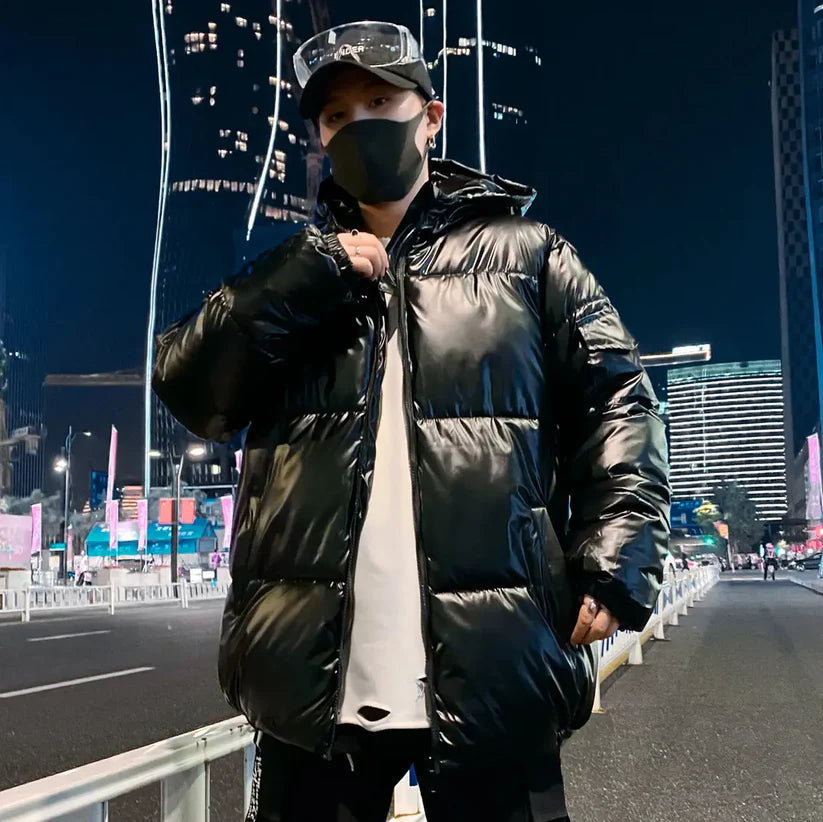 Schwarze oversized Pufferjacke mit Kapuze, ideal für Wintermode. Stilvoller, urbaner Look, perfekt für kalte Tage. Hochwertige Materialien.