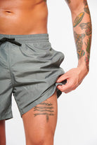 Graue Herren-Badeshorts, sportlich und modern, mit elastischem Bund und Kordelzug. Ideal für Strand und Pool. Hochwertige Badebekleidung.