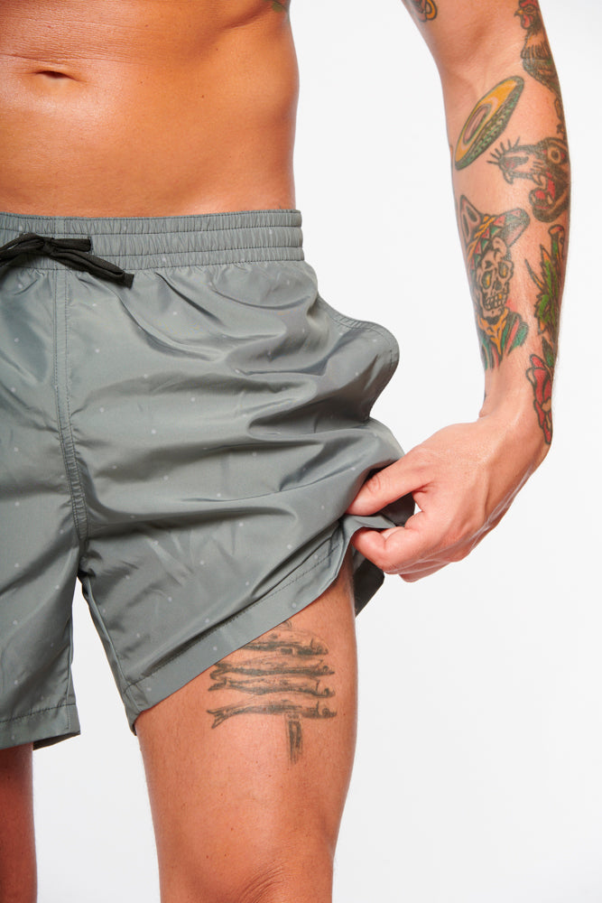 Graue Herren-Badeshorts, sportlich und modern, mit elastischem Bund und Kordelzug. Ideal für Strand und Pool. Hochwertige Badebekleidung.