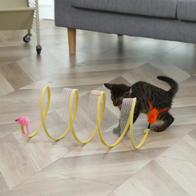 Katzenspielzeug zur Zahnpflege, gelbe Spirale mit rosa Maus und Feder, spielendes Kätzchen.