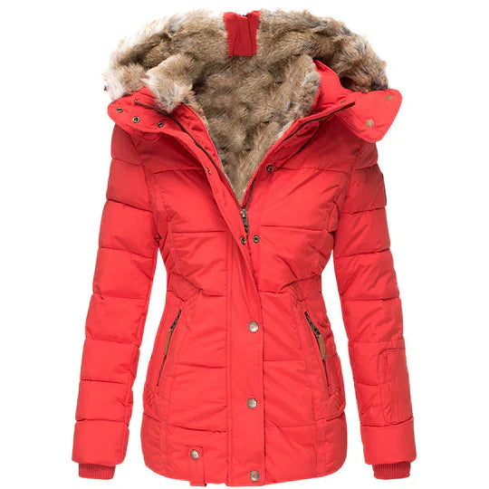 Rote Damen-Winterjacke mit Kapuze und Kunstfellfutter, warm und stilvoll. Perfekt für kalte Tage. Hochwertige Outdoor-Bekleidung.