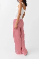 Damenhose mit roten und weißen Streifen, lässig geschnitten. Perfekt für Freizeit und Sommermode. Bequeme Passform, trendiges Design.