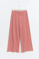 Gestreifte rote und weiße Damenhose aus Baumwolle, locker geschnitten, ideal für Freizeitmode. Perfekt für Sommeroutfits und lässigen Stil.