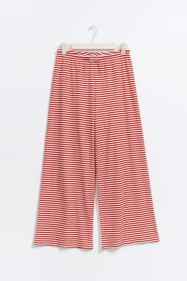 Gestreifte rote und weiße Damenhose aus Baumwolle, locker geschnitten, ideal für Freizeitmode. Perfekt für Sommeroutfits und lässigen Stil.