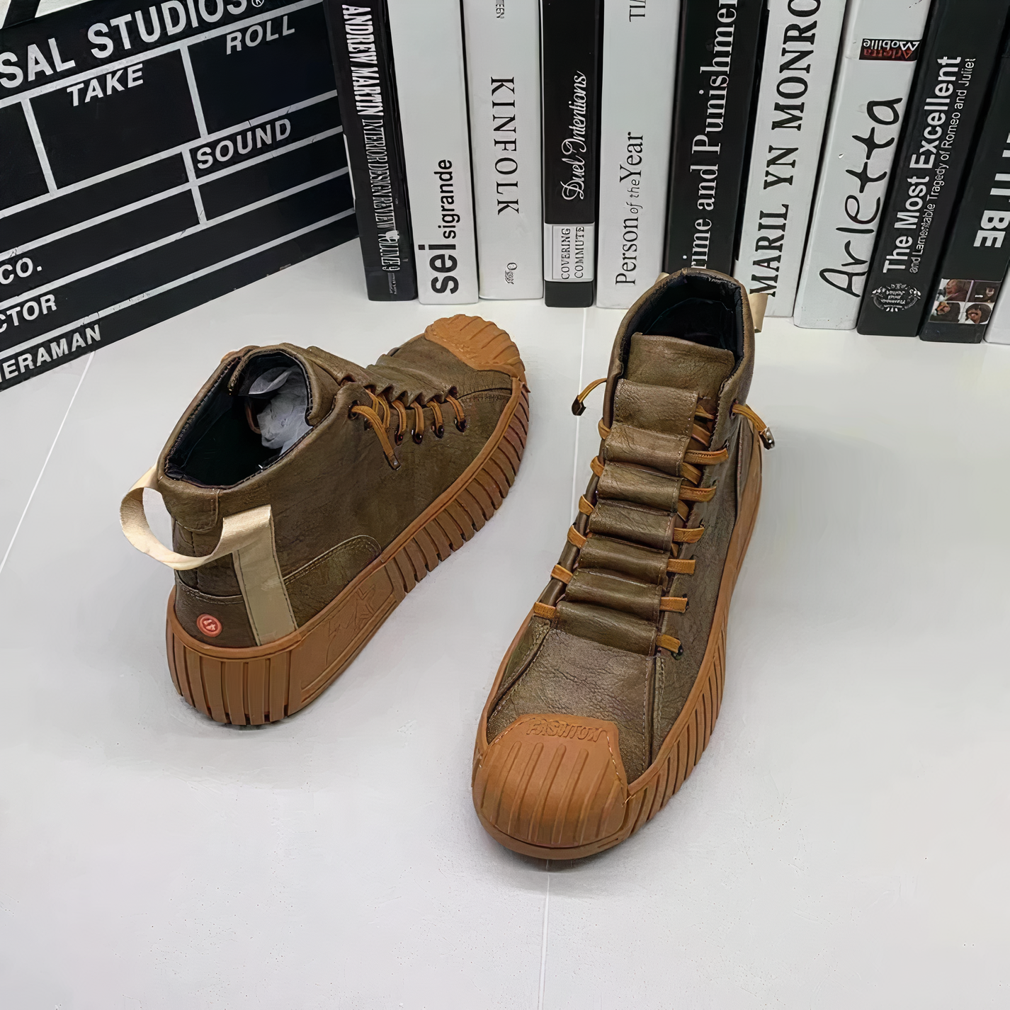 Hochwertige braune Sneaker mit robuster Gummisohle, ideal für urbanen Stil. Perfekt für Modebewusste, die Komfort und Design schätzen.