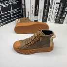 Braune High-Top-Sneaker mit dicker Gummisohle, ideal für urbanen Stil. Perfekt für Modebewusste, die Komfort und Trend vereinen möchten.