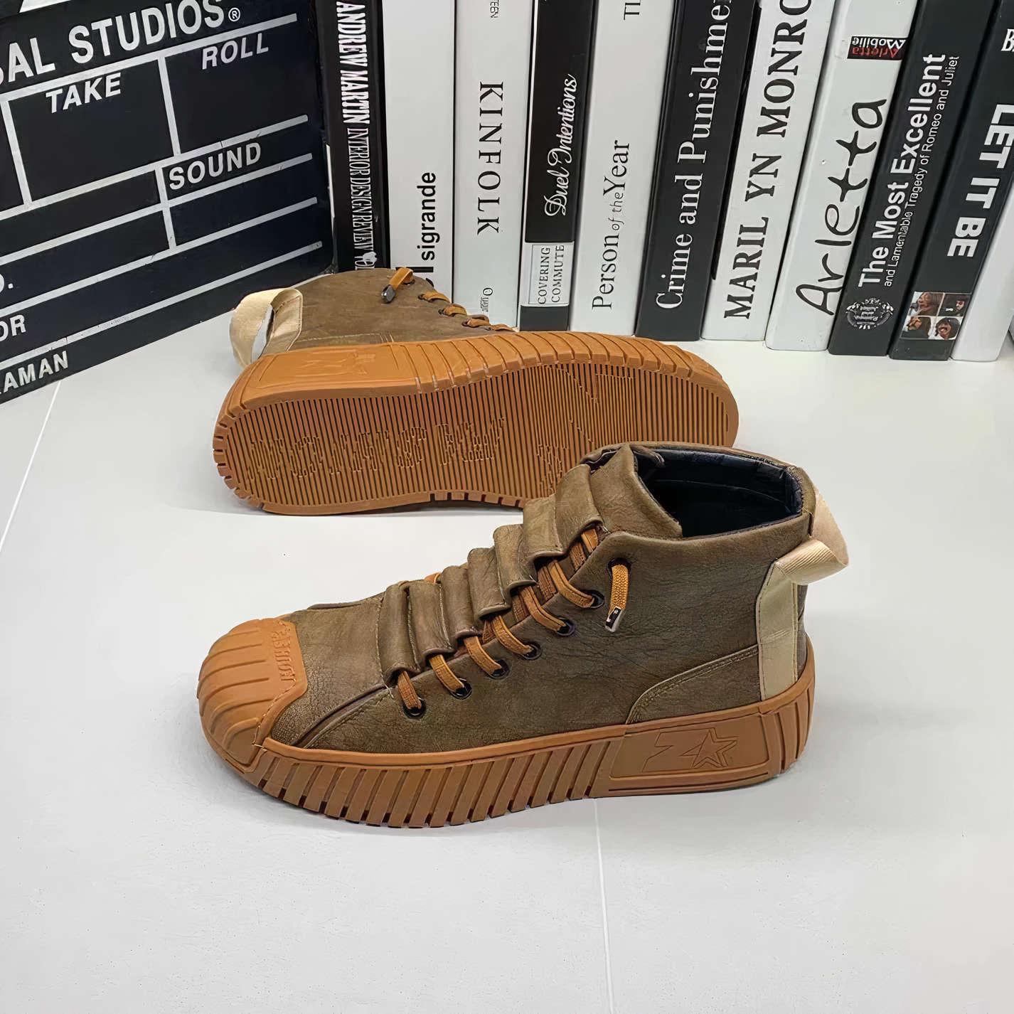 Braune High-Top-Sneaker mit dicker Gummisohle, ideal für urbanen Stil. Perfekt für Modebewusste, die Komfort und Trend vereinen möchten.