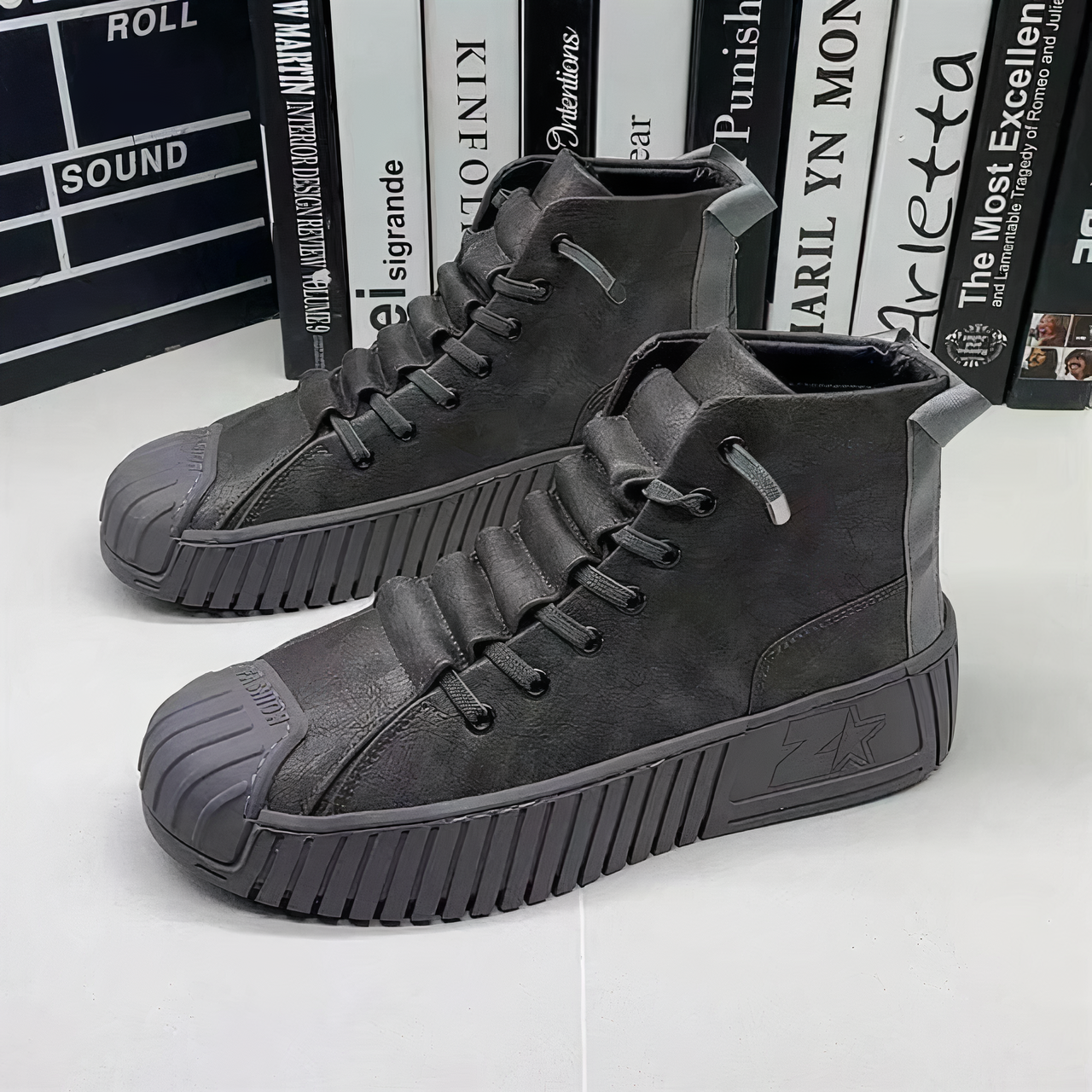 Schwarze High-Top-Sneaker mit dicker Sohle, modernem Design und Schnürung, ideal für Streetwear und urbanen Stil. Perfekt für trendbewusste Modefans.
