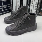 Schwarze High-Top-Sneaker mit dicker Sohle, modernem Design und Schnürung, ideal für Streetwear und urbanen Stil. Perfekt für trendbewusste Modefans.