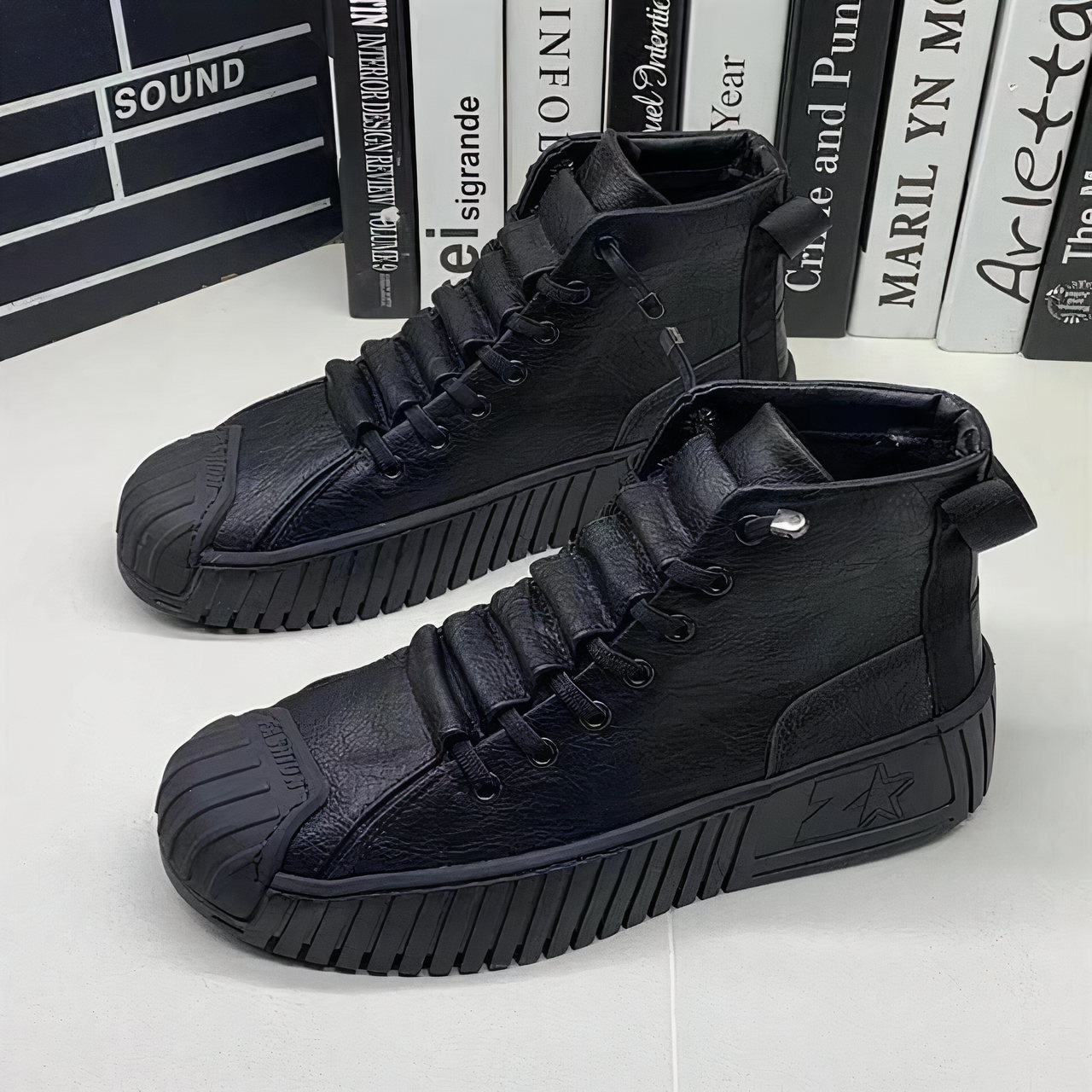 Schwarze High-Top-Sneaker aus Leder mit markanter Sohle und Schnürung, ideal für Streetwear-Looks. Trendige Herrenschuhe, urbaner Stil.