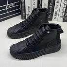 Schwarze High-Top-Sneaker aus Leder mit markanter Sohle und Schnürung, ideal für Streetwear-Looks. Trendige Herrenschuhe, urbaner Stil.
