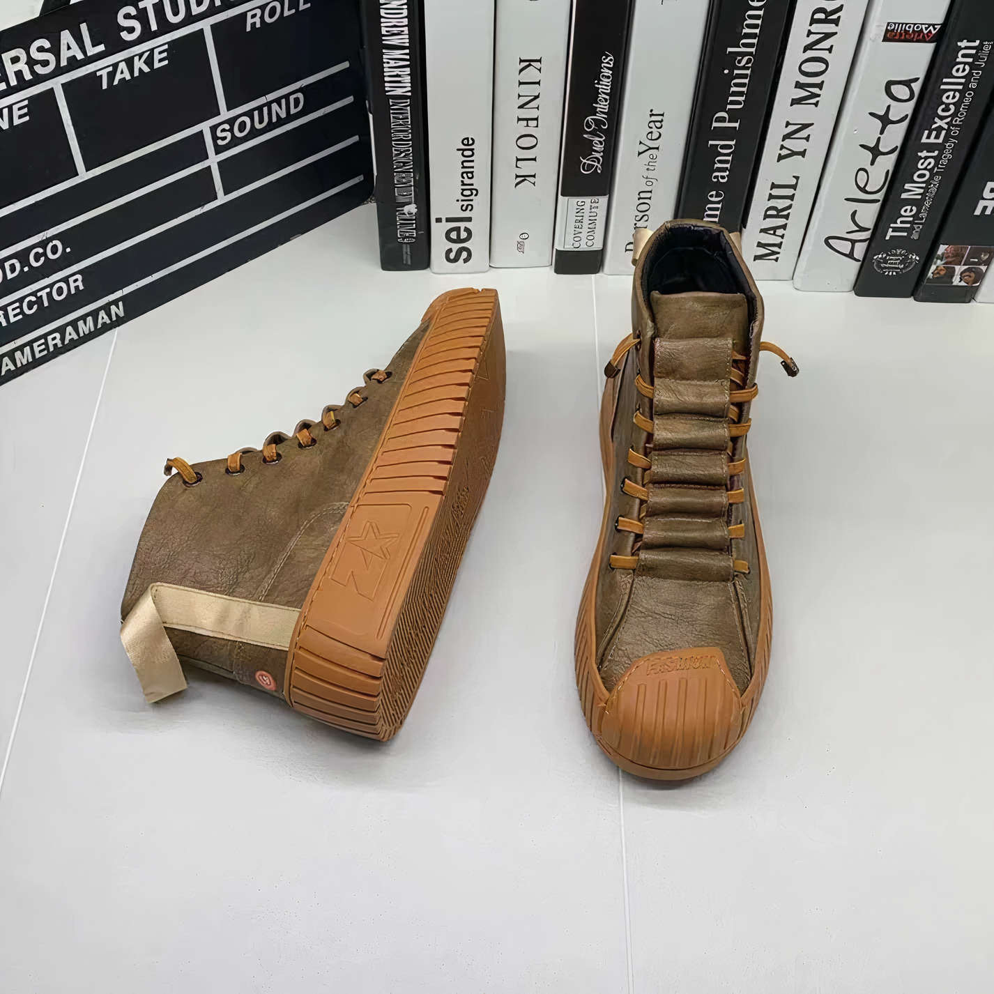 Hochwertige braune Sneaker mit Gummisohle, ideal für urbanen Stil. Perfekt für Herrenmode, Komfort und Langlebigkeit.