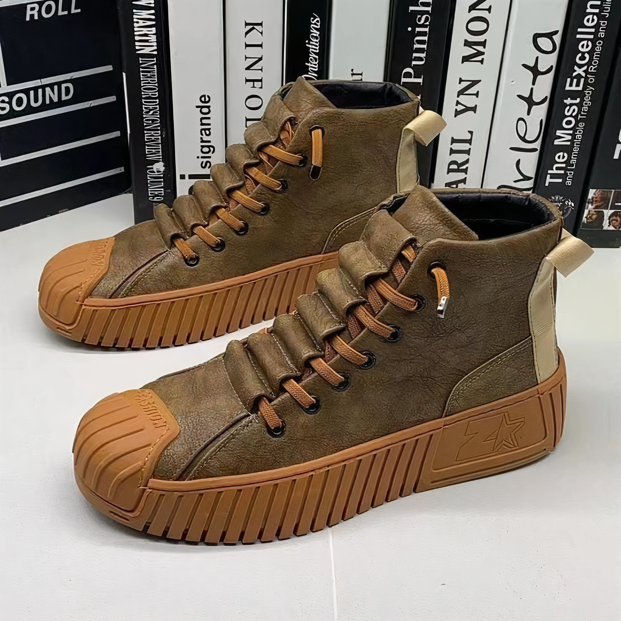 Hochwertige braune Sneaker mit dicker Gummisohle, modernem Design und robustem Leder. Perfekt für urbanen Stil und Komfort.