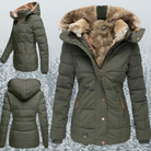 Damen Winterjacke mit Kapuze, olivgrün, gefüttert mit Kunstfell, warm und stilvoll, ideal für kalte Tage, modische Outdoor-Bekleidung.