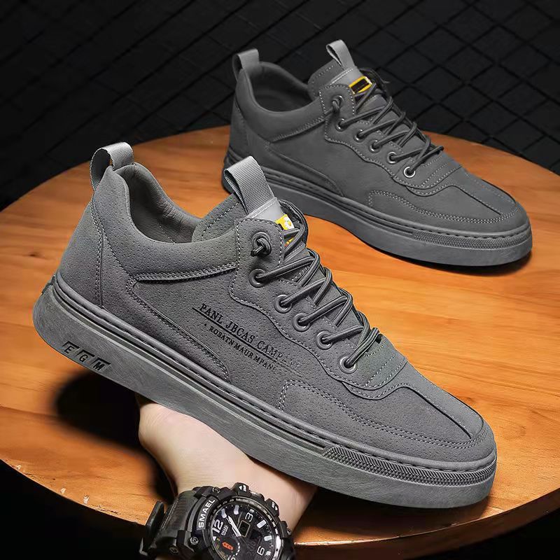 Graue Herren-Sneaker, modisch und bequem, ideal für Sommer und Outdoor-Aktivitäten. Trendige Plattform-Schuhe für lässige Anlässe.