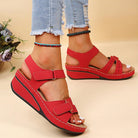Rote Damen-Sandalen mit Keilabsatz, bequemem Fußbett und verstellbaren Riemen, ideal für Sommermode und Freizeitoutfits.