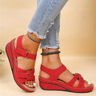 Rote Damen-Sandalen mit Keilabsatz, bequemem Fußbett und verstellbaren Riemen. Perfekt für Sommermode und Freizeitoutfits.