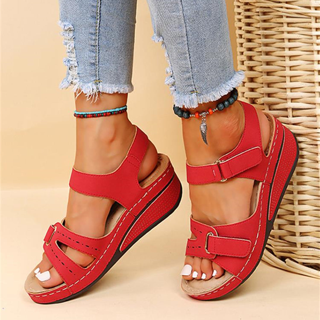 Rote Sandalen mit Keilabsatz, bequemem Fußbett und verstellbaren Riemen, ideal für Sommermode. Perfekt zu Jeans oder Freizeitkleidung.