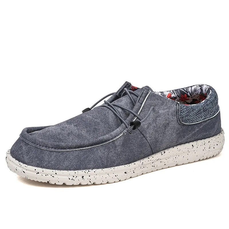 Herren-Slipper aus blauem Canvas, leicht und bequem. Modische, flache Schuhe für Männer, ideal für Freizeit und Alltag.