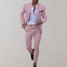 Eleganter rosa Herrenanzug mit Blazer und Hose, ideal für stilvolle Anlässe. Perfekt kombiniert mit weißem Hemd und Einstecktuch.
