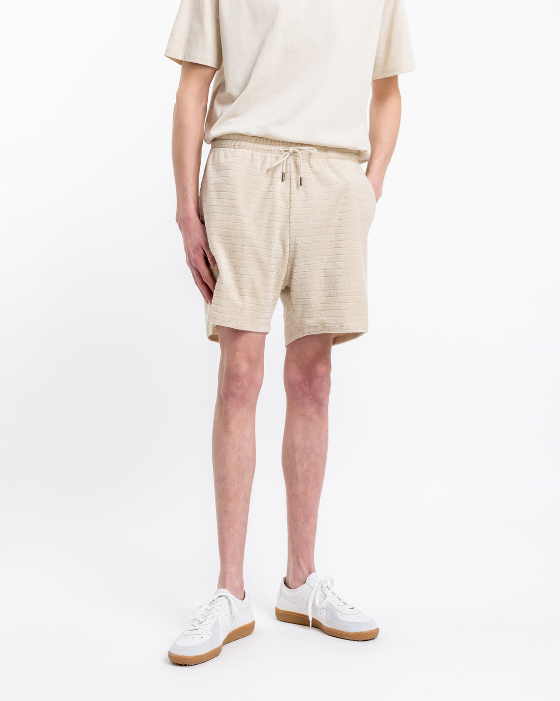 Beige Shorts aus Bio-Baumwolle für Herren, lässig und bequem, ideal für Sommermode. Nachhaltige Herrenbekleidung, umweltfreundlich und stilvoll.