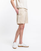 Beige Shorts aus Baumwolle, lässig geschnitten, mit Kordelzug und Seitentaschen. Perfekt für Sommermode und Freizeitoutfits.