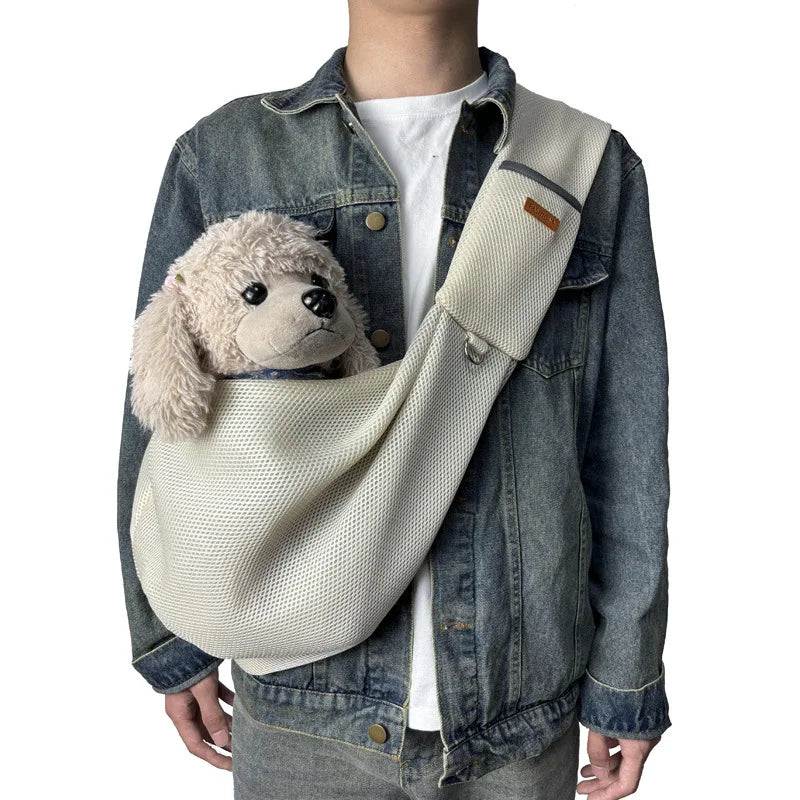 Person mit Jeansjacke trägt weiße Hundetragetasche mit Plüschhund, modisches Accessoire.