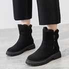 Schwarze Damen-Winterstiefel mit Reißverschluss, rutschfester Sohle und warmem Futter. Perfekt für kalte Tage. Modische und bequeme Stiefeletten.
