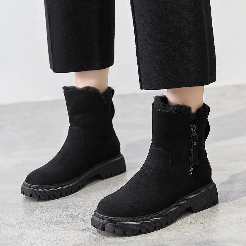 Schwarze Damen-Winterstiefel mit Reißverschluss, rutschfester Sohle und warmem Futter. Perfekt für kalte Tage. Modische und bequeme Stiefeletten.