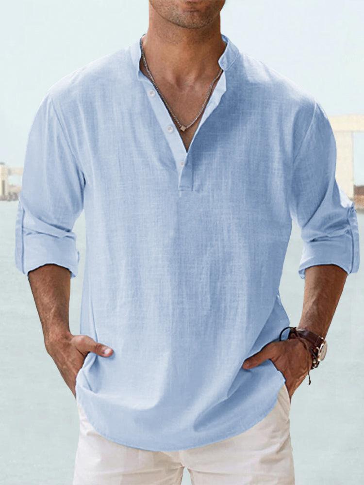 Herrenhemd aus Leinen in Hellblau, lässiger Stil mit Stehkragen und Knopfleiste. Perfekt für Sommermode und Freizeitoutfits.