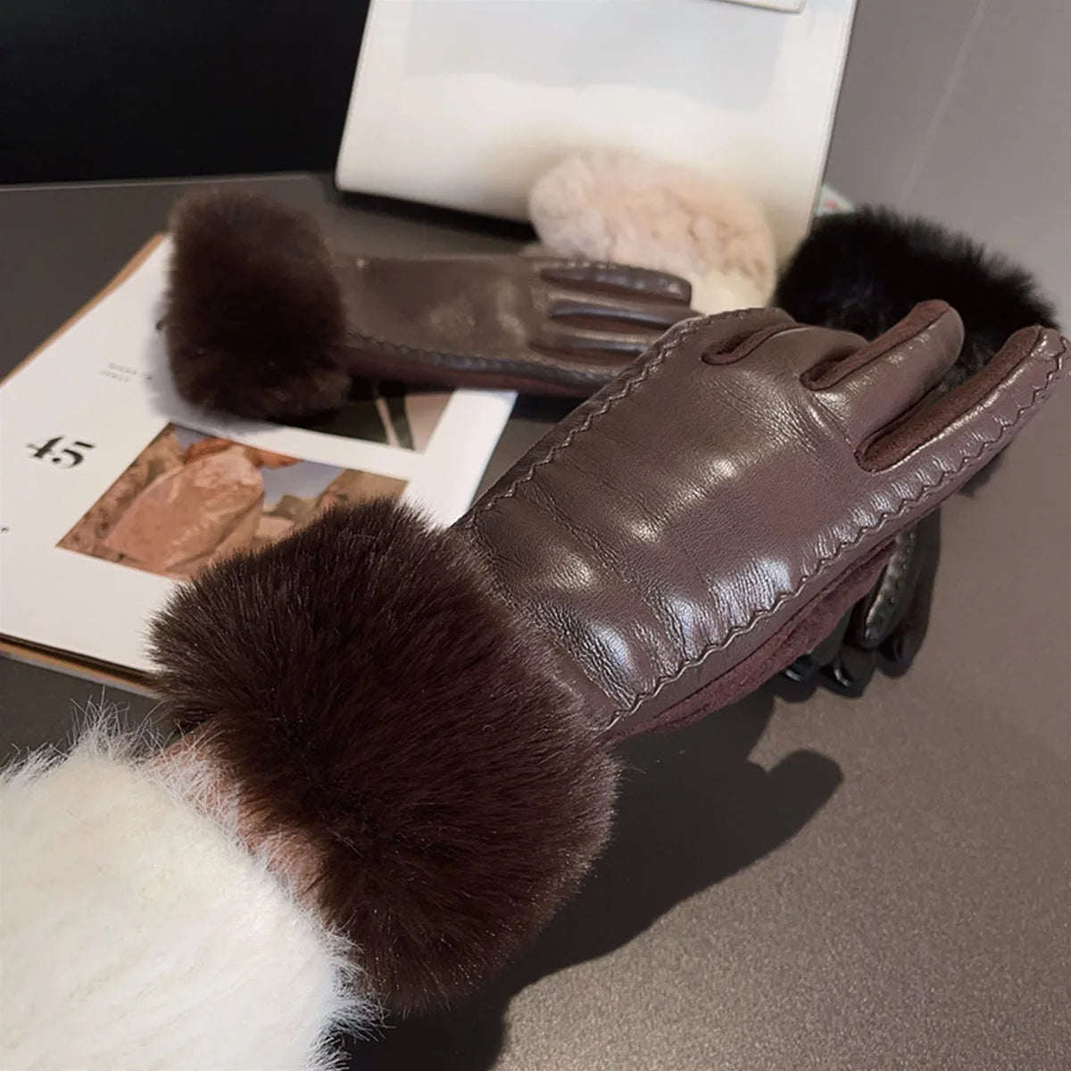 Damen-Lederhandschuhe mit Kunstfellbesatz, braun, elegant, warm, ideal für Wintermode, stilvolles Accessoire, hochwertig verarbeitet.