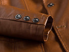 Braune Lederjacke mit Knopfleiste, hochwertiges Design, stilvoll und langlebig. Perfekt für Herbstmode und zeitlosen Look.