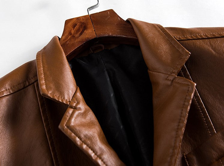 Braune Lederjacke auf Holzkleiderbügel, Nahaufnahme. Hochwertiges Leder, stilvoller Kragen, modisches Design. Perfekt für Herbstmode.