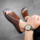 Braune Ledersandalen für Herren, bequemes Design, ideal für Sommermode und Freizeitkleidung.