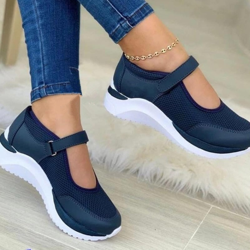 Damen-Sneaker in Dunkelblau mit Klettverschluss, atmungsaktivem Mesh-Obermaterial und weißer Sohle. Bequem, modisch, ideal für Freizeit.