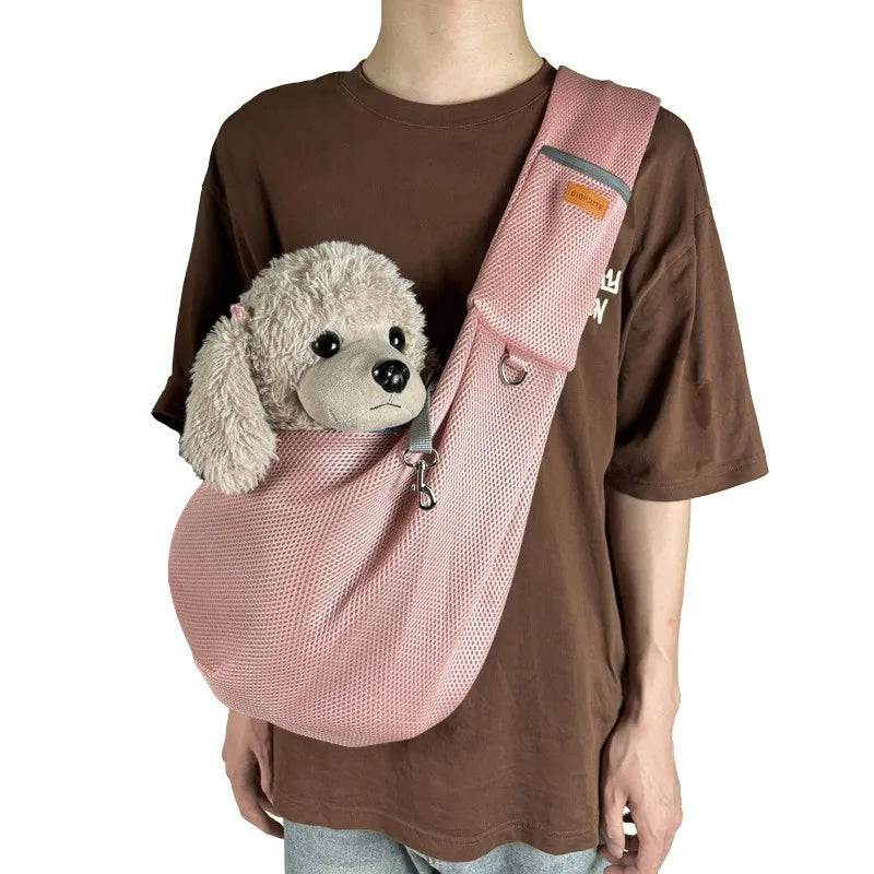 Rosa Hundetragetasche aus Mesh, über der Schulter getragen, mit Plüschhund, ideal für Haustiertransport.