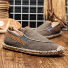 Herren-Slipper aus Leinen, lässig und atmungsaktiv, mit Espadrille-Sohle. Perfekt für Sommermode und Freizeitkleidung.