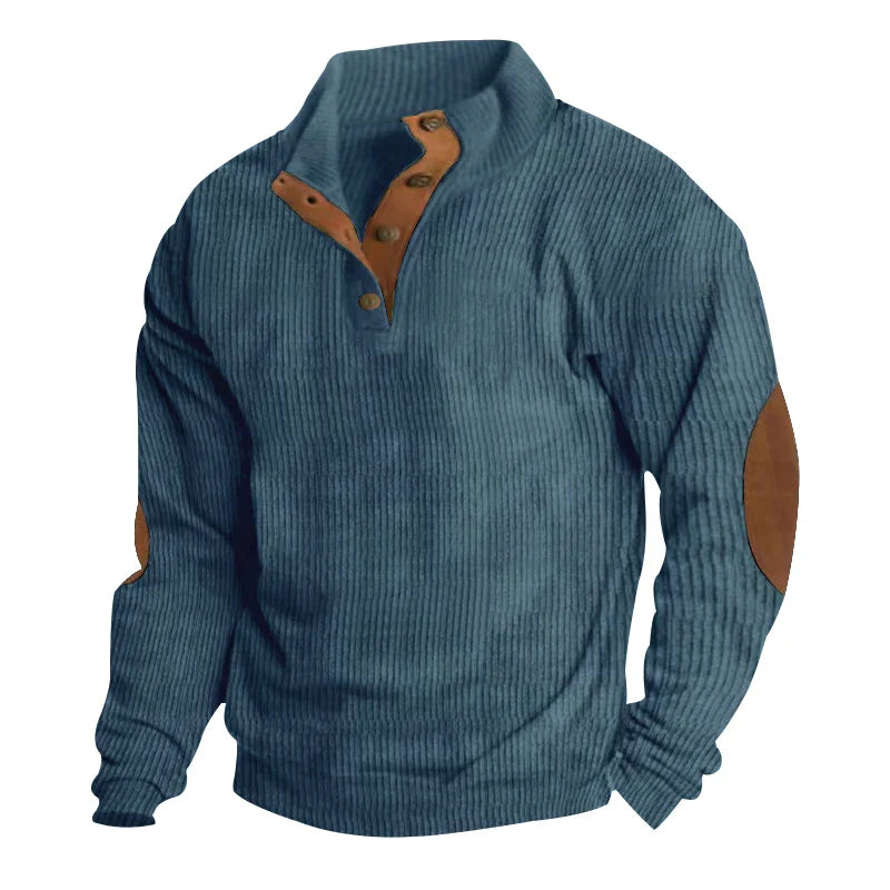 Herrenpullover aus blauem Strick mit braunen Ellenbogen-Patches und Knopfleiste. Modischer, bequemer Pullover für Herbst und Winter.