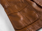Braune Lederjacke Detailaufnahme, hochwertige Verarbeitung, modisches Design, robuste Nähte, ideal für stilvolle Herbst- und Winteroutfits.