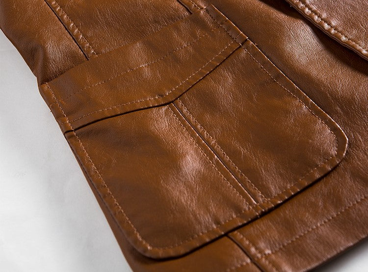 Braune Lederjacke Detailaufnahme, hochwertige Verarbeitung, modisches Design, robuste Nähte, ideal für stilvolle Herbst- und Winteroutfits.