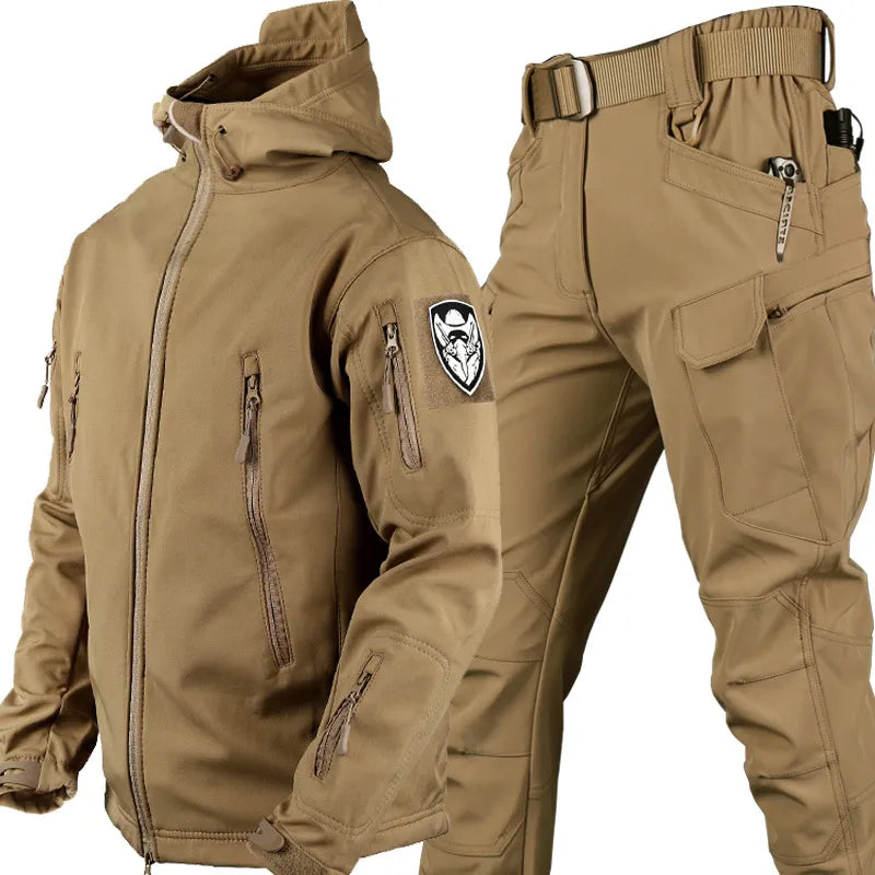 Taktische Outdoor-Jacke und Hose in Beige, wasserabweisend, mit Reißverschlusstaschen und robustem Design. Ideal für Wandern und Abenteuer.