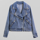 Damen-Jeansjacke im Biker-Stil, blau, mit Reißverschlüssen und Nieten. Modische Übergangsjacke, ideal für lässige Outfits und Streetwear.