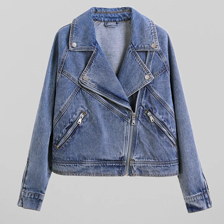 Damen-Jeansjacke im Biker-Stil, blau, mit Reißverschlüssen und Nieten. Modische Übergangsjacke, ideal für lässige Outfits und Streetwear.