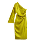 Grünes Satin-Kleid mit asymmetrischem Schnitt und einer langen Ärmel, elegant und modern.