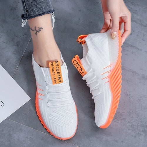 Weiße Sneaker mit orangefarbener Sohle, atmungsaktives Mesh, Damenmode, Freizeitschuh.