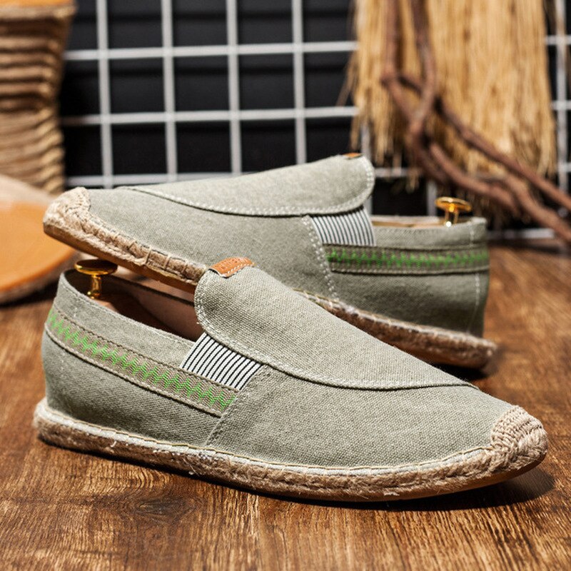 Grüne Leinenschuhe für Herren, lässig und atmungsaktiv, ideal für Sommer und Freizeit. Perfekt kombinierbar mit Jeans oder Shorts.