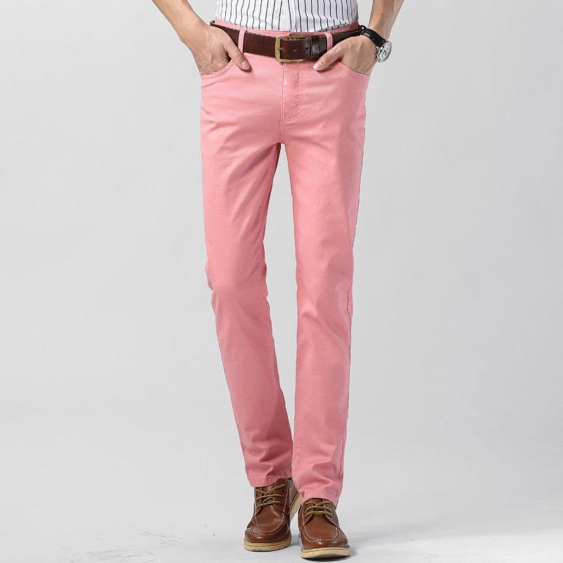 Herren Chinohose in Rosa, schlanke Passform, aus Baumwolle. Perfekt für Freizeit und Büro. Kombiniert mit braunem Ledergürtel und Schuhen.