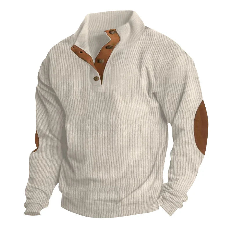 Herrenpullover aus Strick mit Knopfleiste, Stehkragen und braunen Wildleder-Akzenten an Ellbogen und Kragen. Stilvoll, warm, ideal für Herbstmode.